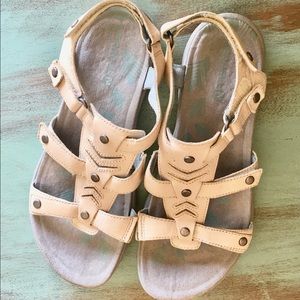 Merrell Sandals in excellent condition.